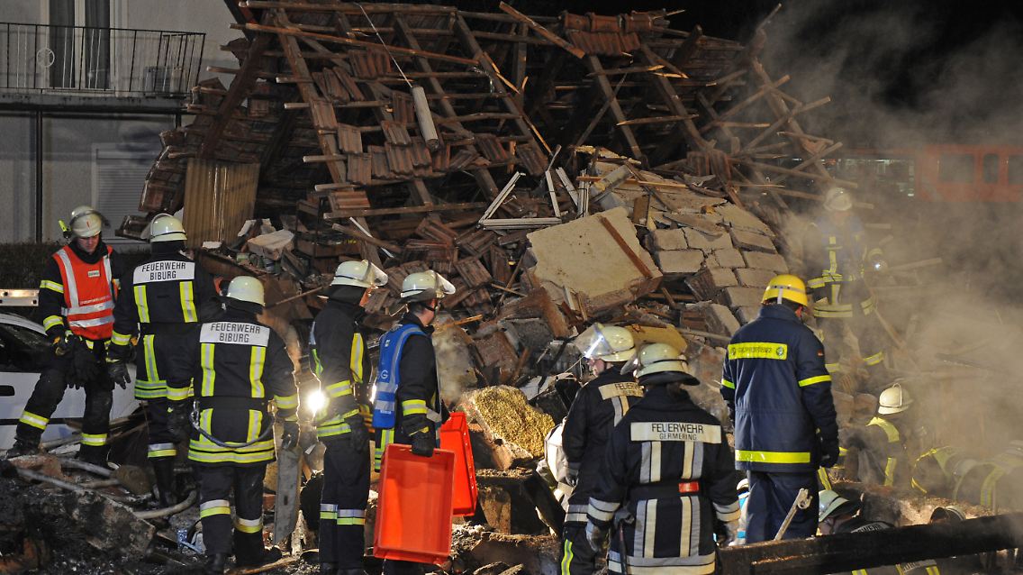 Die Rettungsarbeiten werden durch Hitze und Trümmer erschwert.