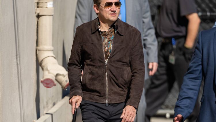 Noch braucht der 52-jährige Renner eine Gehhilfe.
