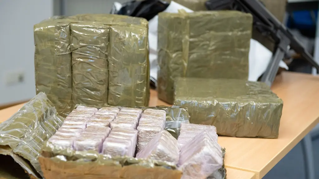 Rund-90-Kilogramm-Haschisch-liegen-waehrend-einer-Pressekonferenz-auf-einem-Tisch