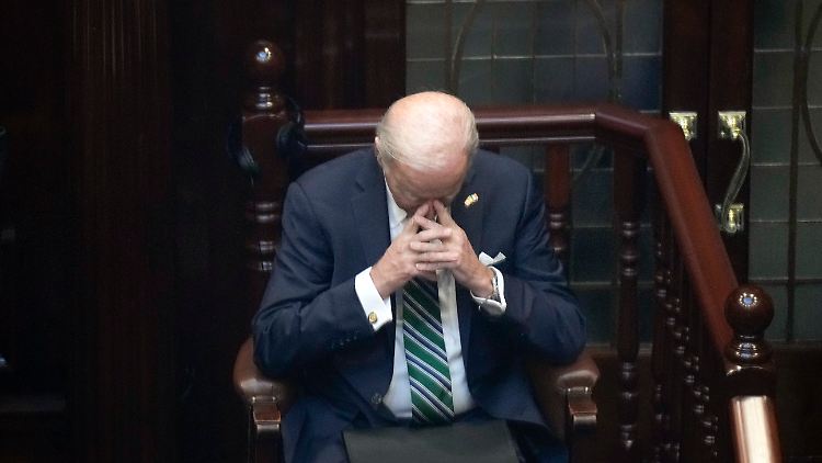 Biden sammelt sich nach seiner Rede.