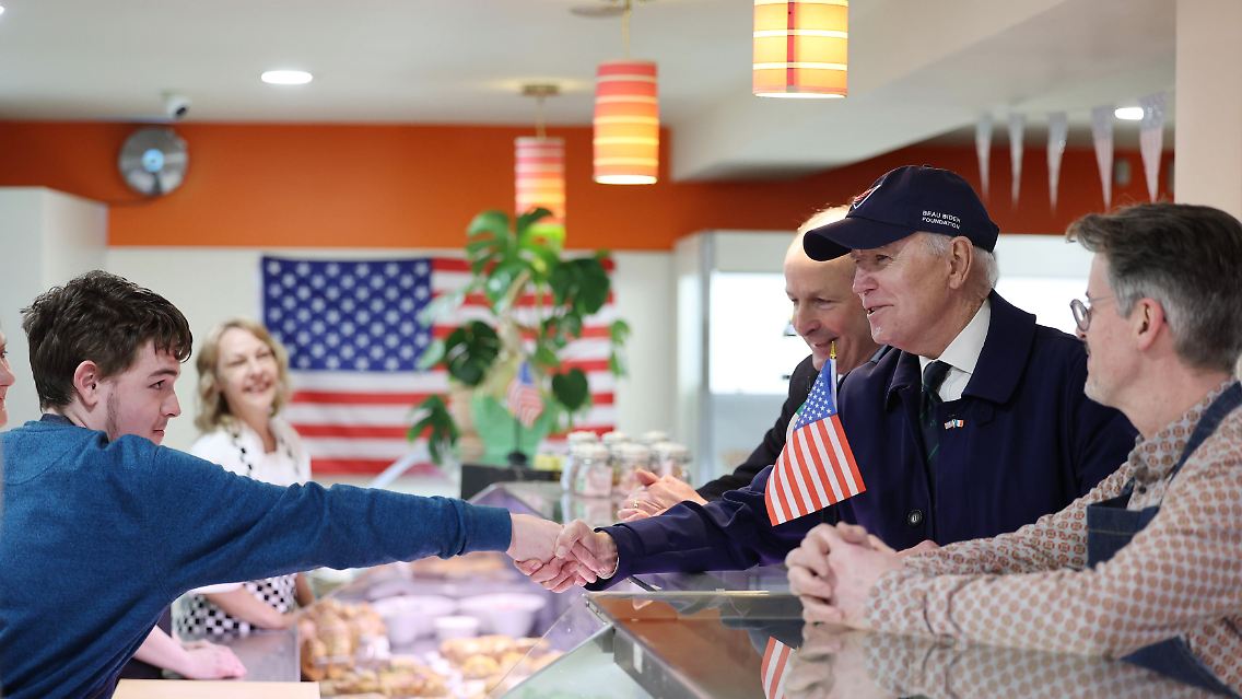 Biden auf Tuchfühlung mit Iren.