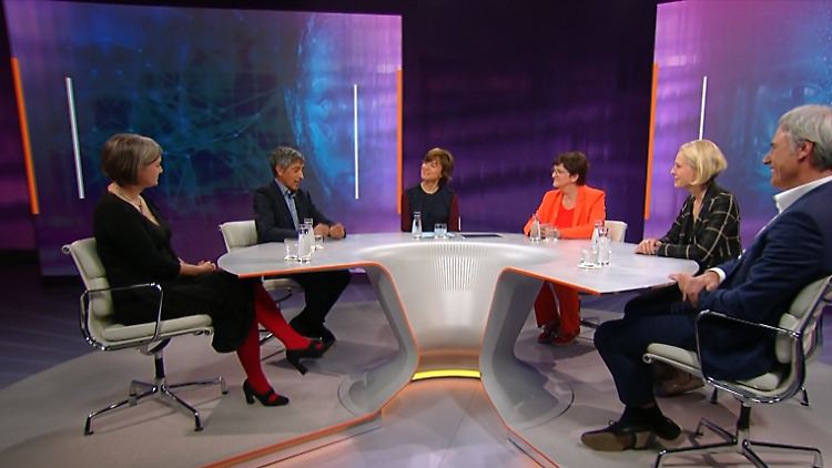 "Wir reden immer darüber, was die Technologie macht. Die macht nichts. Wir erfinden sie, wir nutzen sie", sagt Miriam Meckel bei Maybrit Illner. 