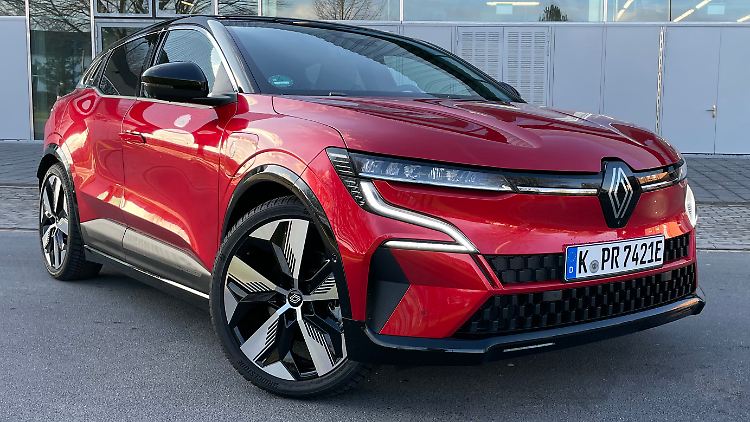 Zackiges Tagfahrlicht: Mit den ausdrucksstarken LED-Blitzen oberhalb der Frontschürze fällt der Mégane E-Tech selbst bei helllichtem Tag auf.