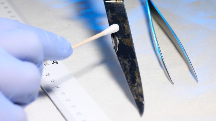 Spuren finden sich nicht nur an der Tatwaffe. Oft müssen die Ermittler hunderte Spuren eines Tatorts auswerten - die Analyse wird so oft zur Geduldsprobe.