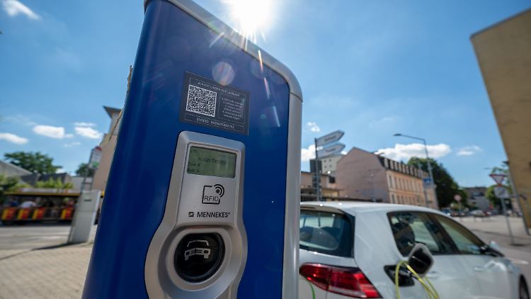 Umgewöhnung: Für Neulinge kann das Laden eines E-Autos zunächst die ein oder andere Frage aufwerfen.