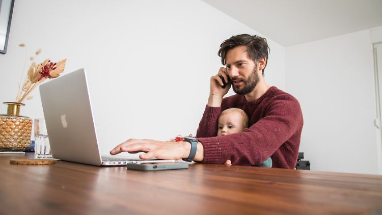 "Wenn beide Eltern erwerbstätig sind, müssen ihre Jobs zum Familienleben passen, Eltern brauchen Flexibilität", betont Arbeitsmarktforscher Enzo Weber. 
