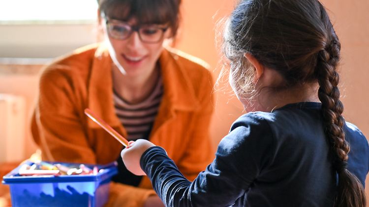 Zum Jahresende 2022 waren von mehr als 5,6 Millionen Menschen in sogenannten Bedarfsgemeinschaften mehr als 1,9 Millionen minderjährig.