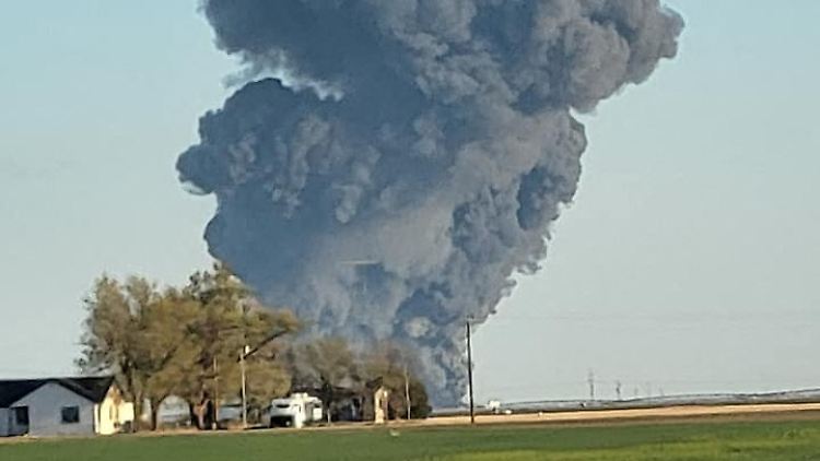 Eine große Rauchwolke ist über dem Milchbetrieb in Texas zu sehen.