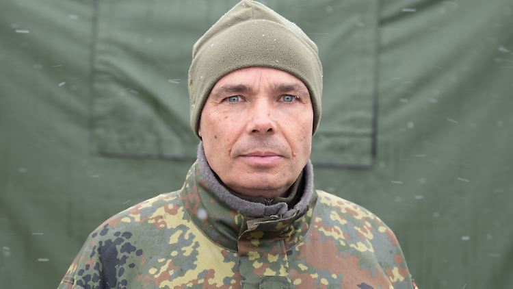 Kontingentführer Oberst Jörg Sievers auf dem Gelände des Patriot-Luftabwehrsystems.