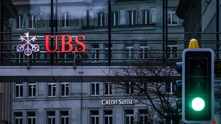 Mitte März hatte die Schweizer Regierung die Notübernahme der vor der Zahlungsunfähigkeit stehenden Credit Suisse durch den größeren Rivalen orchestriert. 