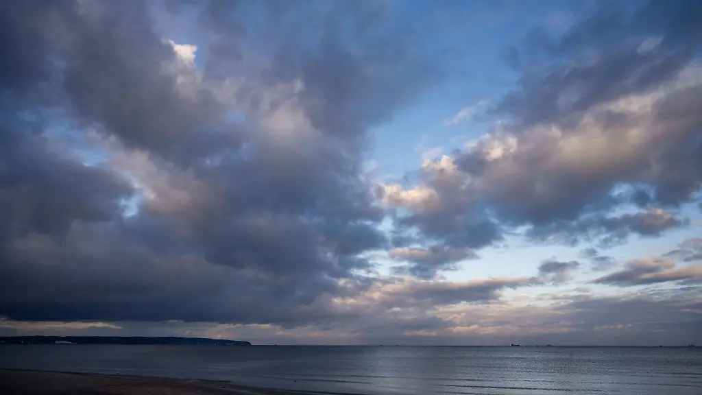 Dunkle-Wolken-ziehen-ueber-die-Ostsee