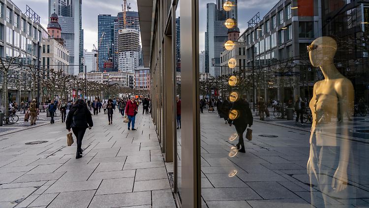 Selbst auf der einst erfolgreichen Frankfurter Zeil müssen Warenhäuser schließen. Die Einzelhandelsumsätze sind in manchen Bereichen bis zu 20 Prozent niedriger als vor der Pandemie.