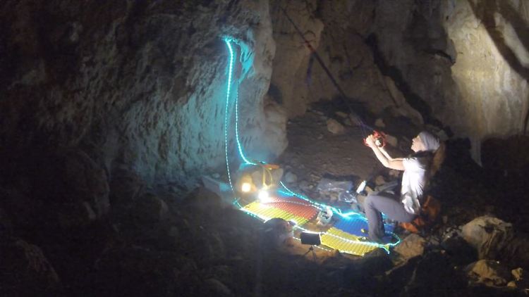 Das Standbild aus einem Video zeigt die Bergsteigerin und Höhlenforscherin Beatriz Flamini in der Höhle.