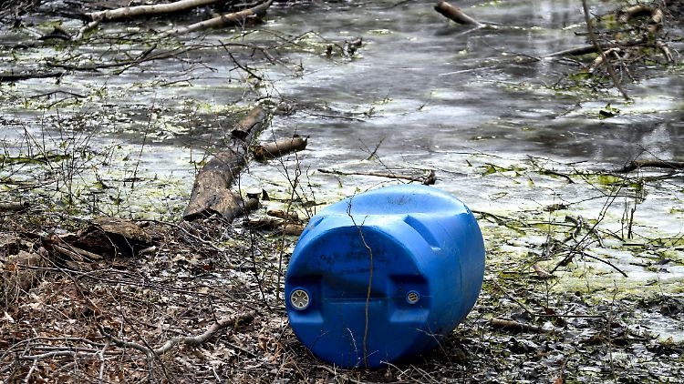 PFAS verteilen sich über Luft und Wasser in der Umwelt.