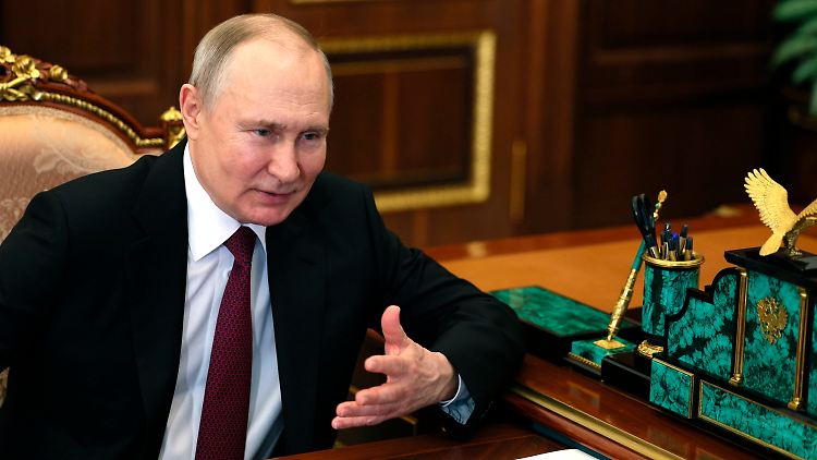 Bei öffentlichen Auftritten wird regelmäßig die Körperhaltung Putins analysiert, konkrete Beweise für eine Erkrankung gab es bislang nicht.