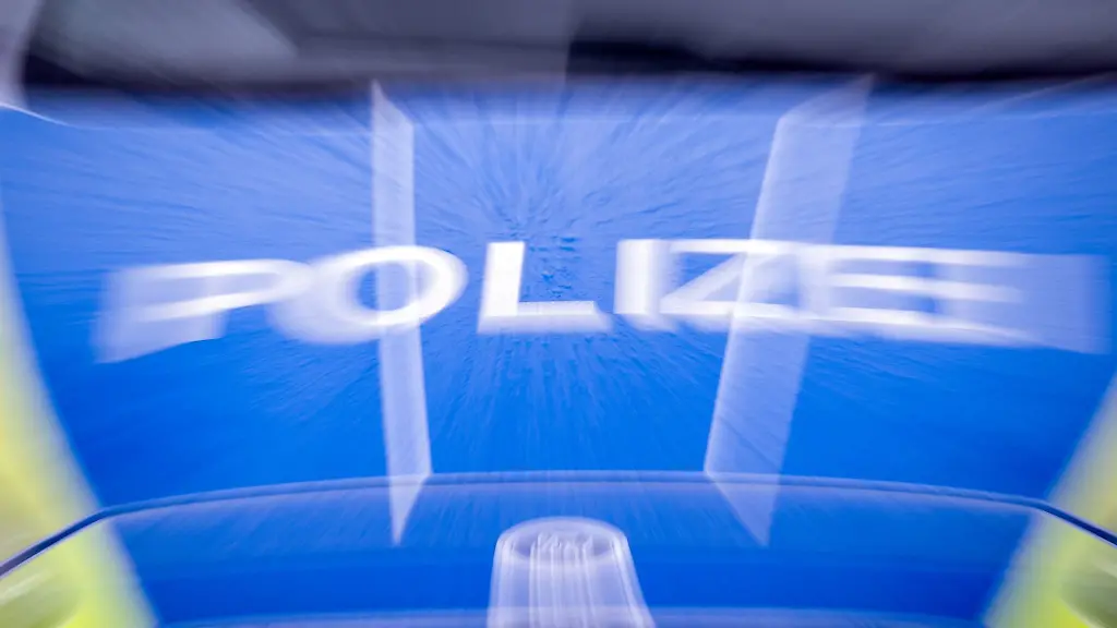 Der-Schriftzug-Polizei-auf-der-Kuehlerhaube-eines-Autos