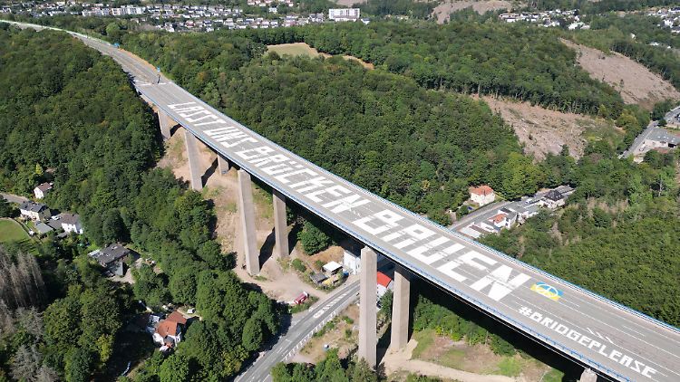70 Meter hoch, gut 450 Meter lang und am Ende von 150 Kilogramm Sprengstoff zu Fall gebracht: Die Rahmede-Talbrücke in Nordrhein-Westfalen. 