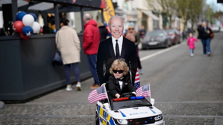In Ballina ist Biden fast überall zu sehen.