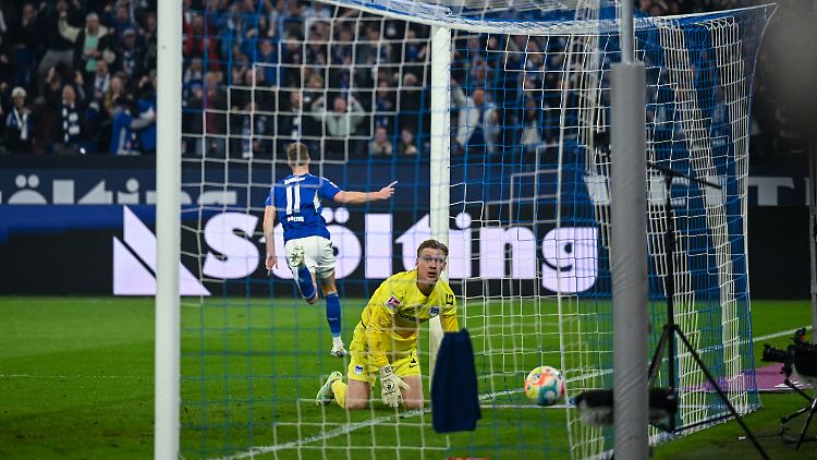 Marius Bülter dreht ab. Gerade hat er das 2:0 erzielt. 