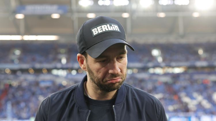 Ob Sandro Schwarz nächste Woche noch eine Berlin-Kappe trägt, ist nach dem Debakel auf Schalke ungewiss. 