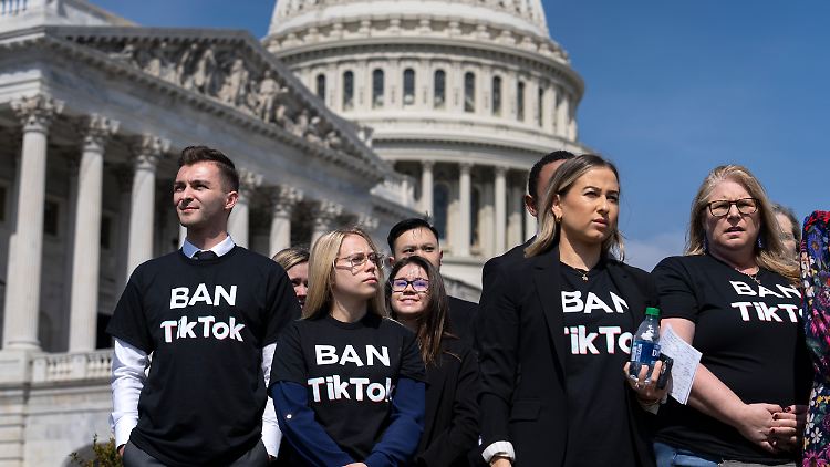 Im März demonstrieren Bürger vor dem Kongress in Washington für ein Tiktok-Verbot. 