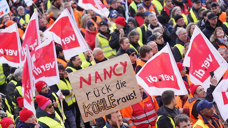 Im März hatten Verdi und der Beamtenbund dbb die Gespräche mit der Arbeitgeberseite für gescheitert erklärt und gestreikt.