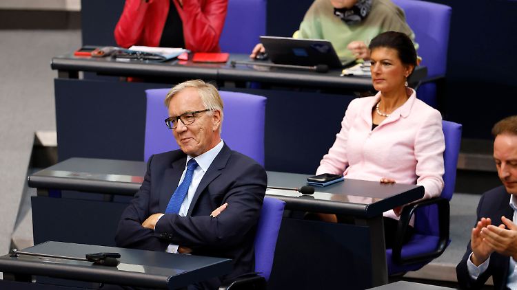 Im Bundestag sitzt Wagenknecht hinter Bartsch - dass sie auch hinter ihm stehen würde, lässt sich wohl kaum behaupten.