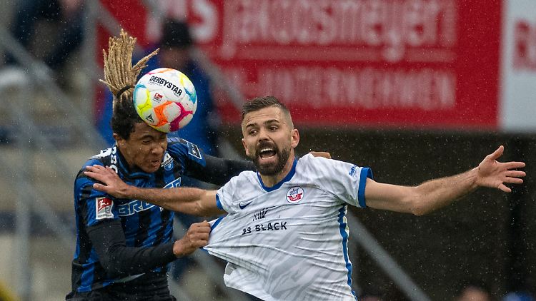 Lukas Hinterseer (rechts) und Hansa Rostock blieben auch in Paderborn punktlos.