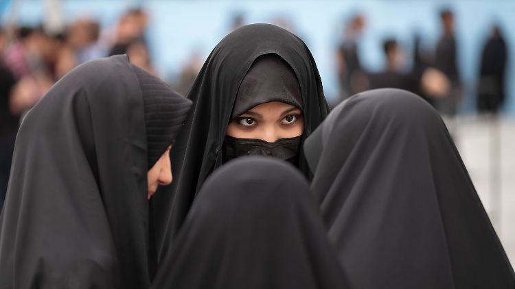 Nach der 1979 im Zuge der islamischen Revolution eingeführten Scharia sind Frauen verpflichtet, ihr Haar zu bedecken.