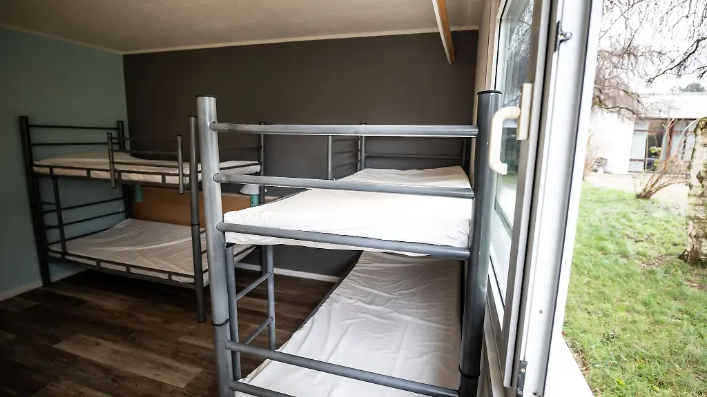 Blick-in-ein-Vier-Bett-Zimmer-in-einer-Unterbringungseinrichtung-fuer-Asylsuchende-in-einem-ehemaligen-Hotel