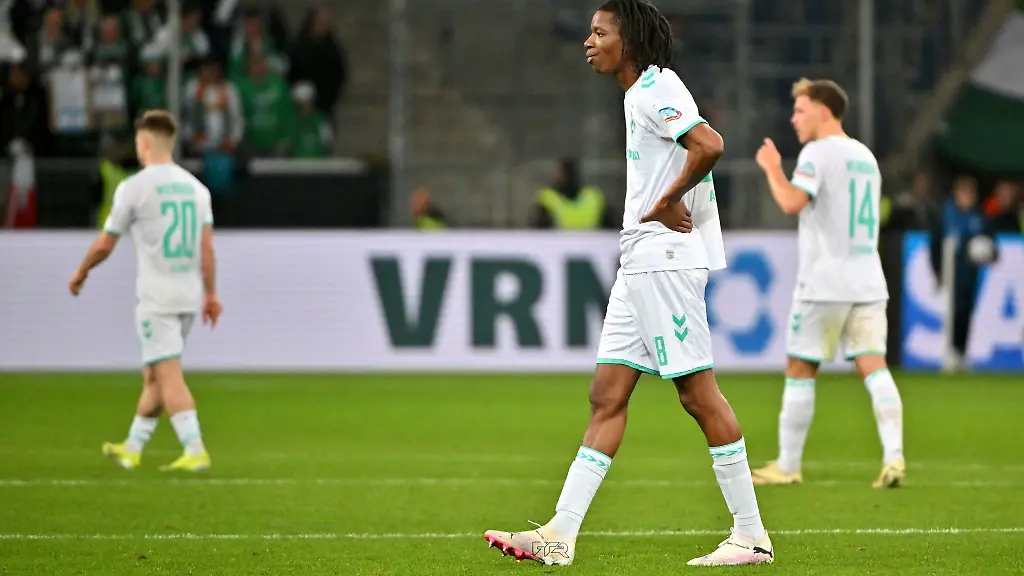 Skelly-Alvero-von-Werder-Bremen-geht-nach-der-Niederlage-vom-Spielfeld