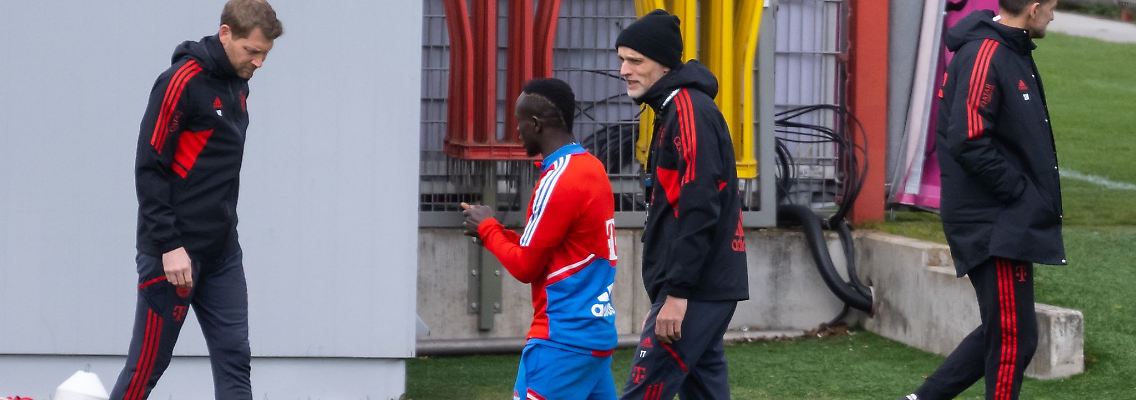 Trainer Thomas Tuchel (2.v.r.) und Sadio Mané beim Training in München.