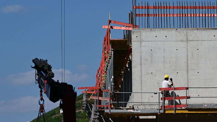 In der Baubranche sind Fachkräfte händeringend gesucht.
