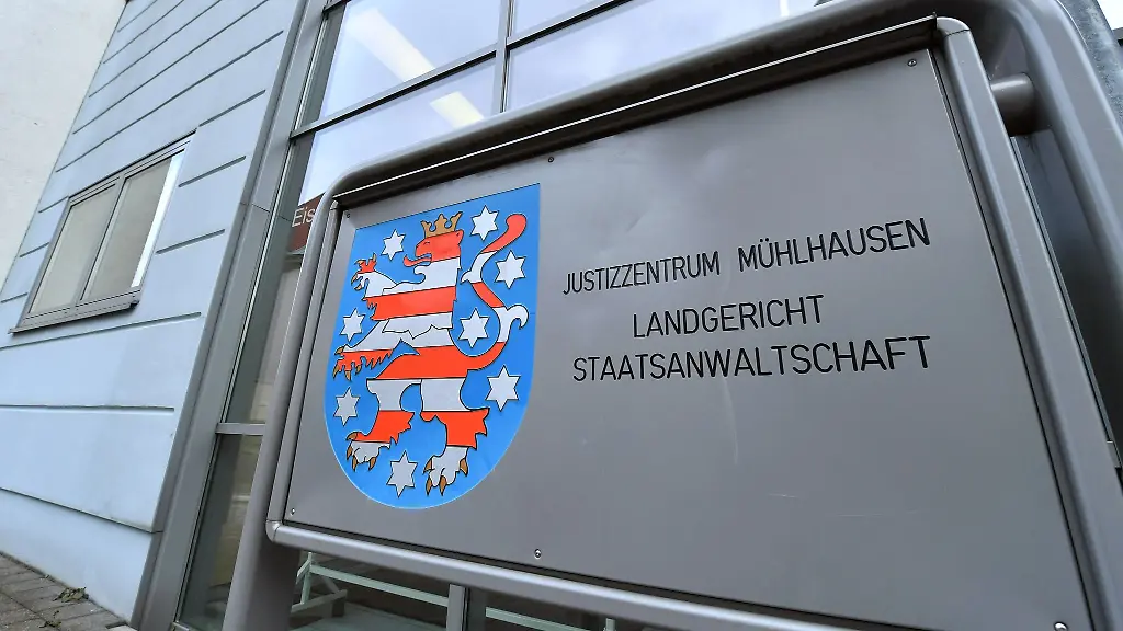 Das-Behoerdenschild-am-Justizzentrum-Muehlhausen