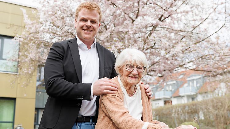 Enkel Peter Baur unterstützt Charlotte Kretschmann beim Betreiben ihres Instagram-Accounts.