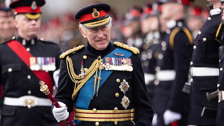 In dem Moment, in dem Charles III. gekrönt wird, soll es Salutschüsse auf Militärbasen im gesamten Land und auf Schiffen der Royal Navy geben.
