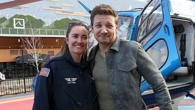 Renner zusammen mit Care Flight-Krankenschwester Jessica Leising, eine der Ersthelferinnen, die ihm nach seinem Unfall das Leben retteten.