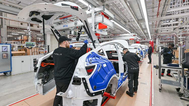 Das in Grünheide bei Berlin produzierte Model Y von Tesla trägt zum erwarteten Produktionsrekord bei. 