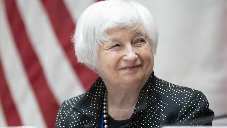 "Ich denke also, dass die Aussichten für ein moderates Wachstum und einen weiterhin starken Arbeitsmarkt bei sinkender Inflation bestehen bleiben", so Yellen.