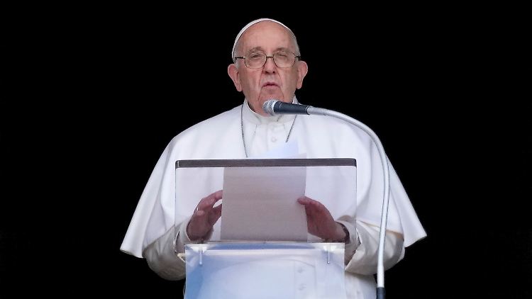 Findet den Umgang mit seinem Vorvorgänger auf dem Heiligen Stuhl unfair: Papst Franziskus.