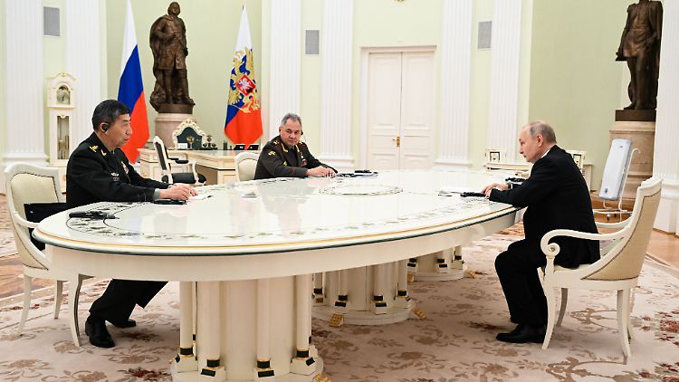 Li Shangfu (l.) kam überraschend auch mit Putin zusammen.