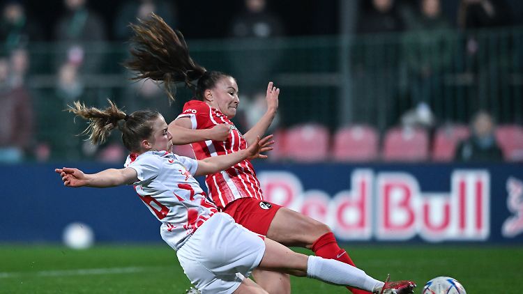 Leipzigs Luca Graf (l) und Freiburgs Annabel Schasching kämpfen um den Ball. 