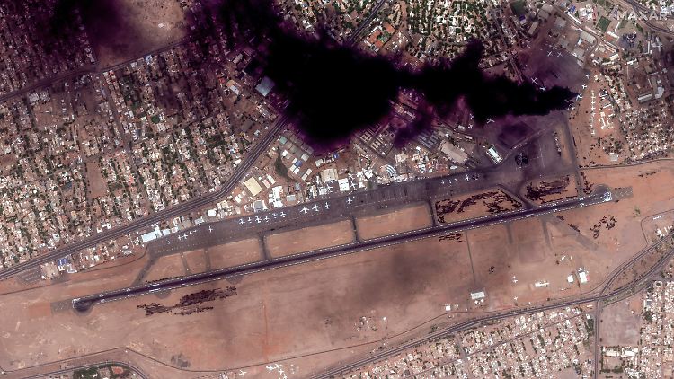 Satellitenbilder zeigen Feuer am Flughafen von Khartum. 
