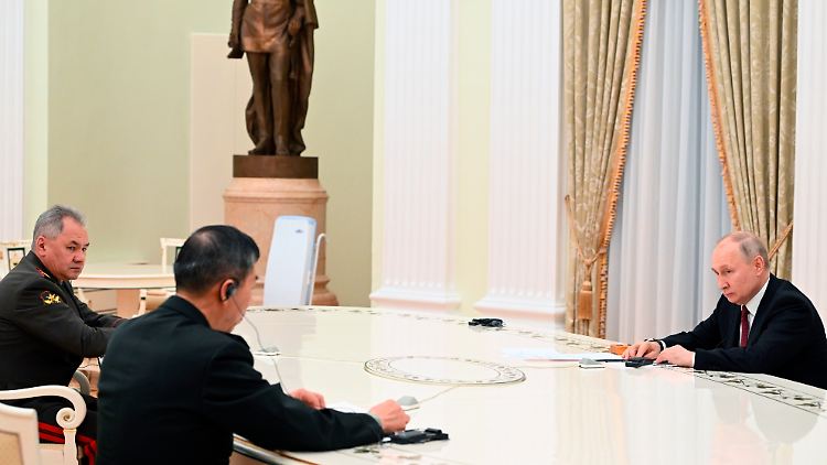 Loben die gute Zusammenarbeit: Verteidigungsminister Li und Präsident Putin.