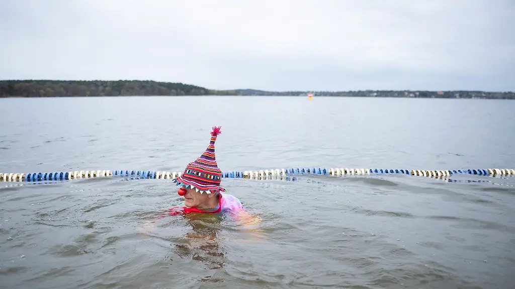 Klaus-Dieter-schwimmt-zum-Start-der-Badesaison-im-Strandbad-Wannsee-im-Wasser