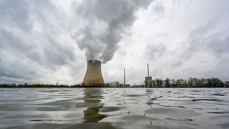 Das Kernkraftwerk Isar 2 ging am vergangenen Wochenende vom Netz. Bayerns Ministerpräsident Söder fordert nun den Weiterbetrieb in Länderregie.