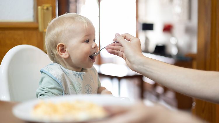 Schon kleine Kinder signalisieren, wie viel sie essen wollen. 