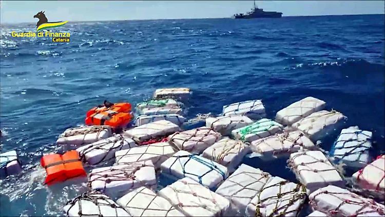 Rund 1600 Blöcke Kokain schwammen im Meer.