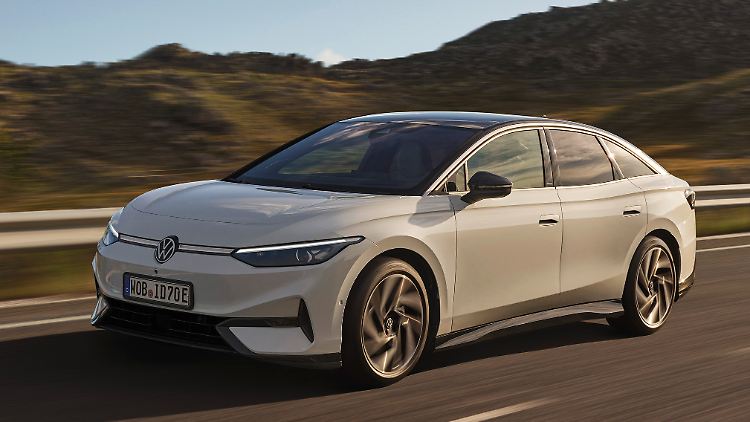 Dezent futuristisch, aber schlicht im Auftritt mischt sich der neue Volkswagen ID.7 unter das Autovolk.