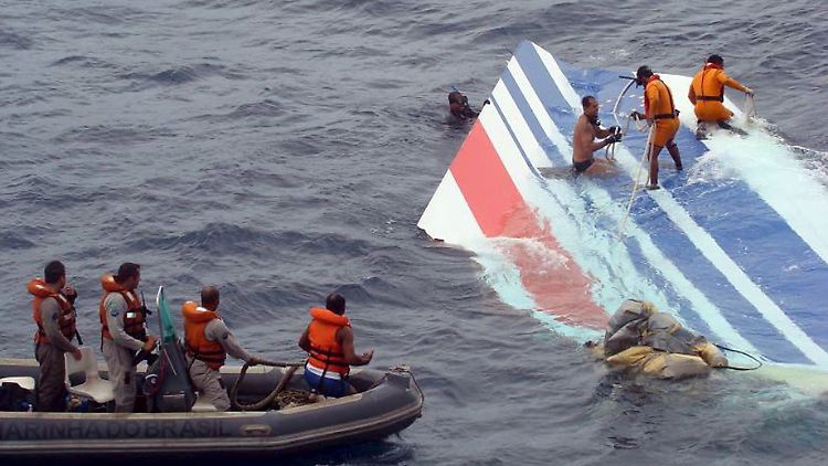 Ein Wrackteil der abgestürzten Air-France-Maschine AF 447, das am 08.06.2009 von einem Rettungsteam im Atlantik geborgen wurde.